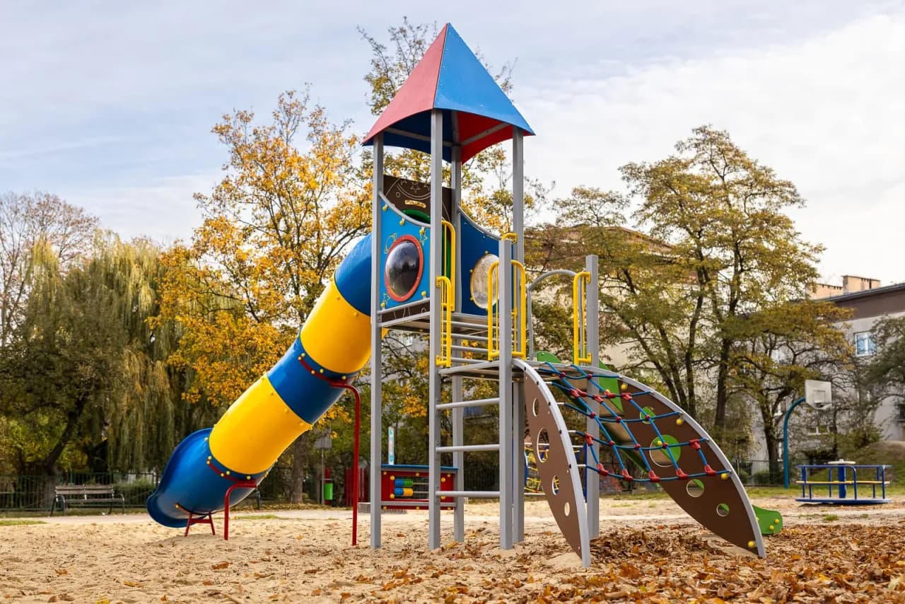 Jak zaksięgować plac zabaw w szkole, aby uniknąć błędów finansowych