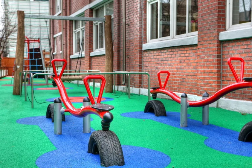 Najlepsze nawierzchnie pod plac zabaw – uniknij niebezpieczeństw dla dzieci