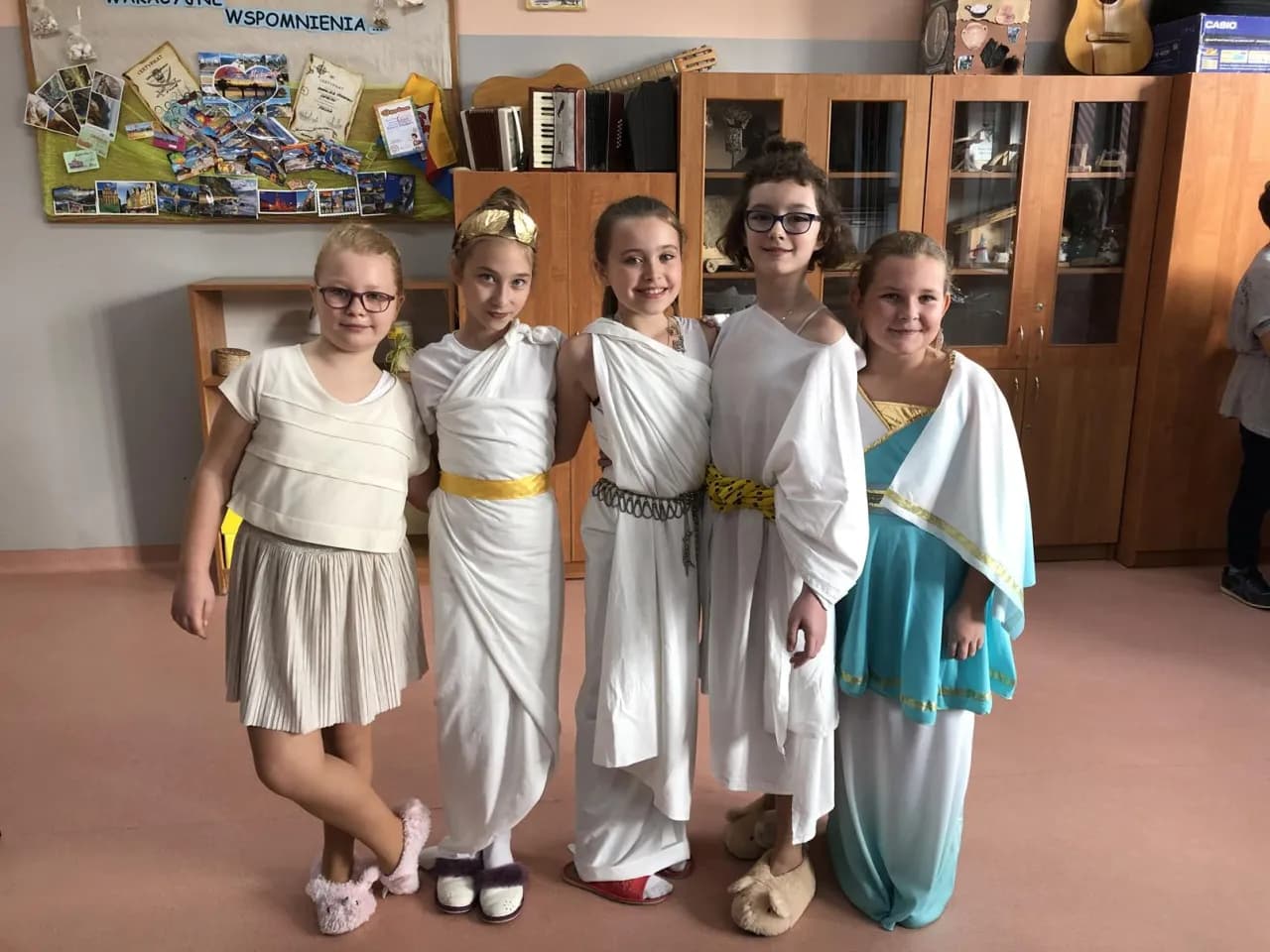 Jak zrobić strój bogini greckiej dla dzieci - proste i kreatywne pomysły