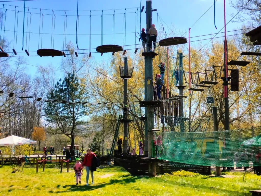 Najlepsze parki linowe w Gdańsku – atrakcje, bezpieczeństwo i więcej