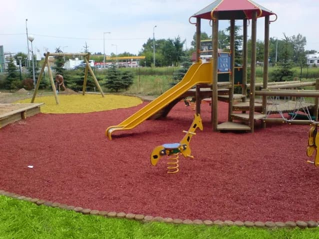 O ile większa jest powierzchnia placu zabaw dla dzieci szkolnych?