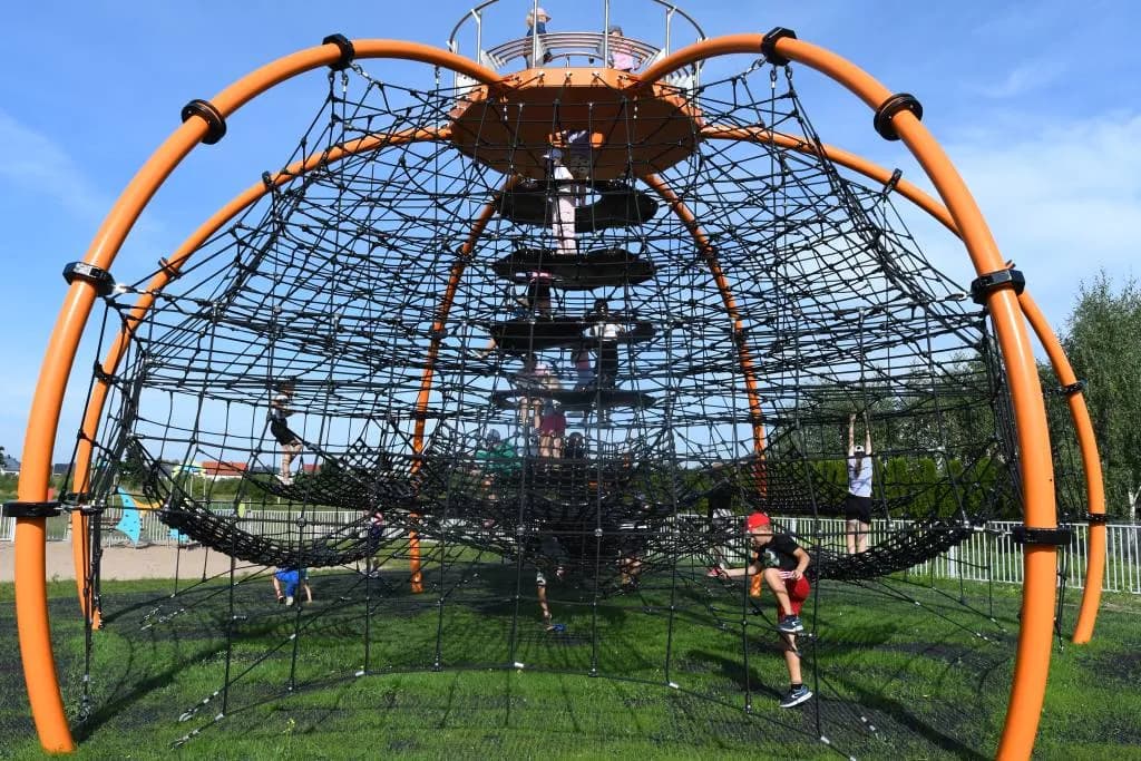 Najlepsze parki linowe w Suwałkach – atrakcje i bezpieczeństwo dla dzieci